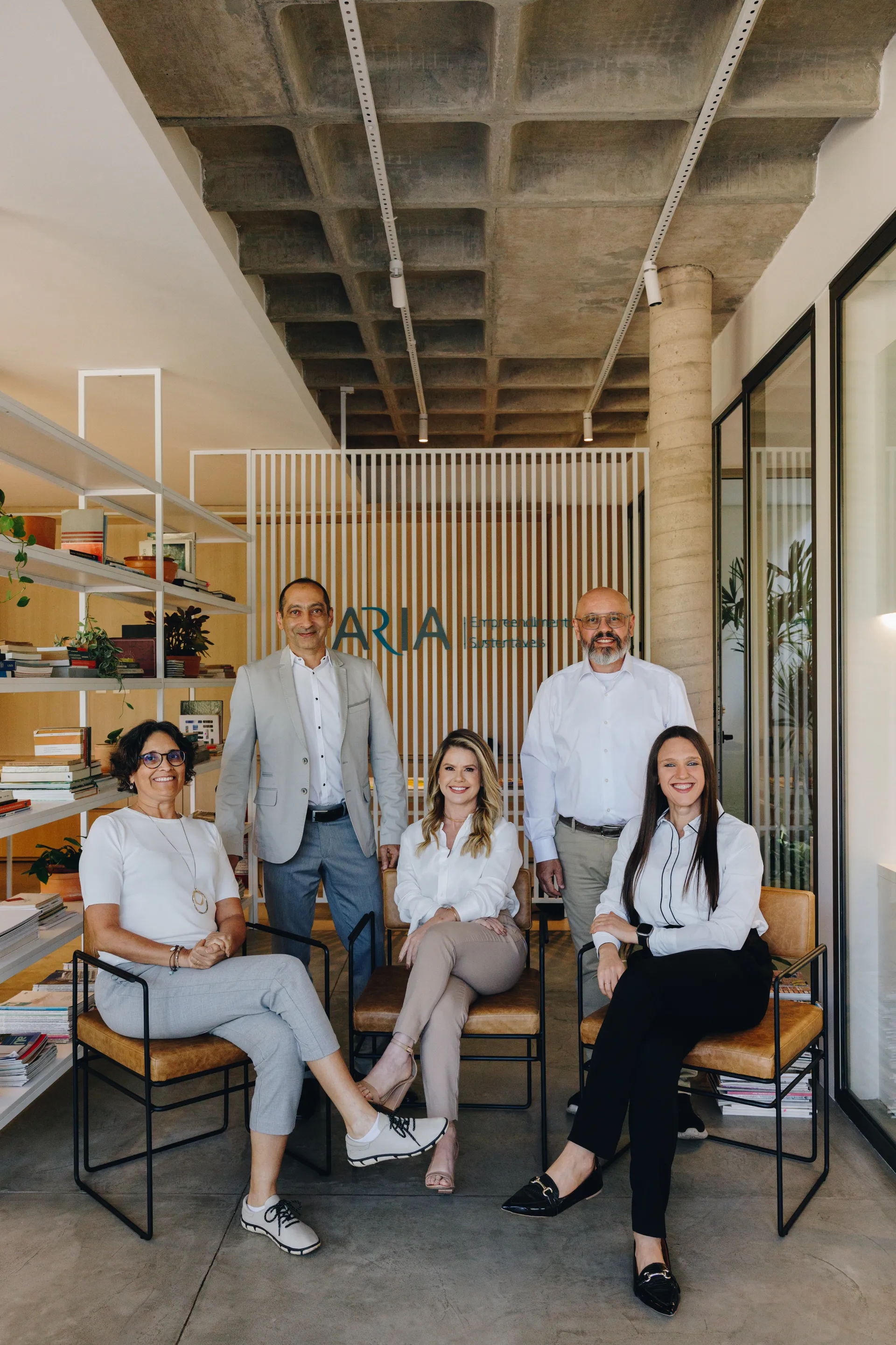Equipe Aria reunida no escritório