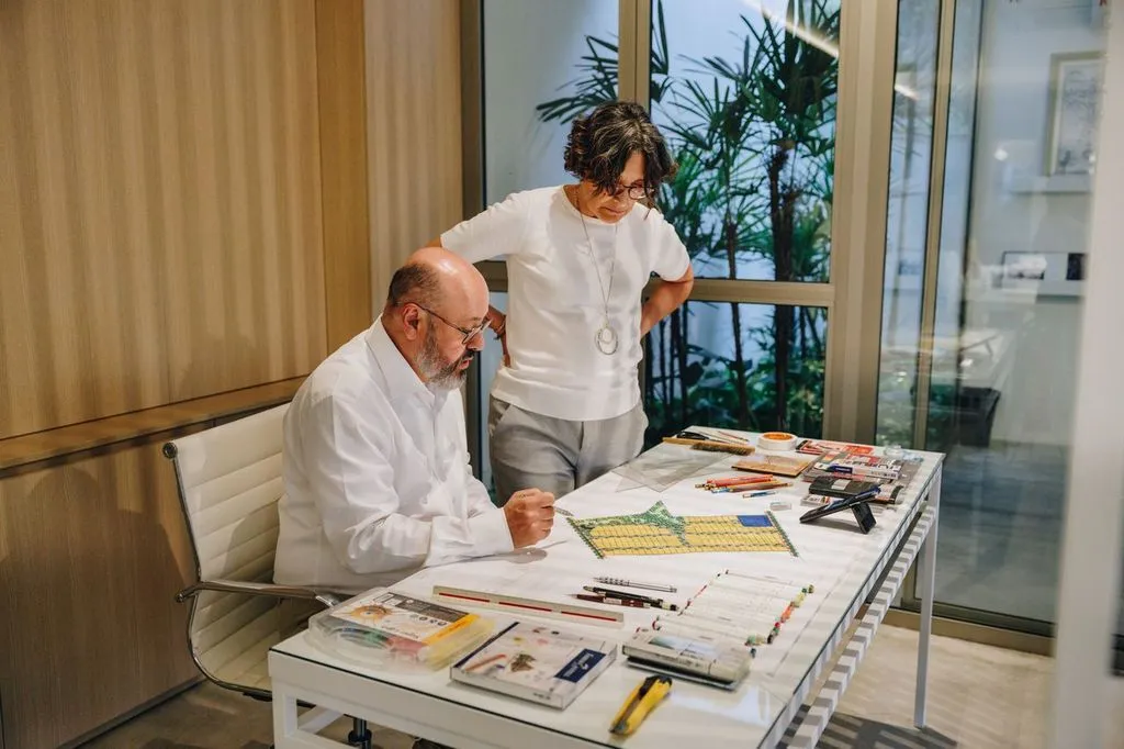 Equipe da Aria analisando estudos ambientais