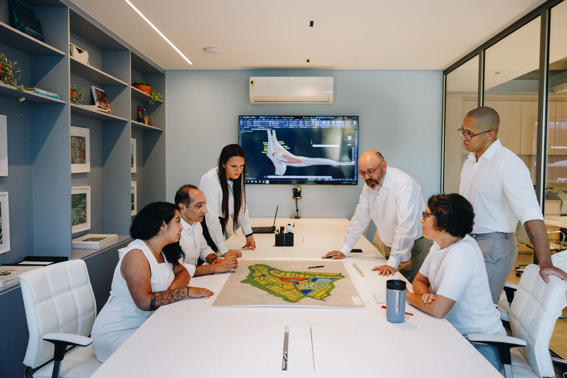 Equipe ARIA analisando projeto de loteamento